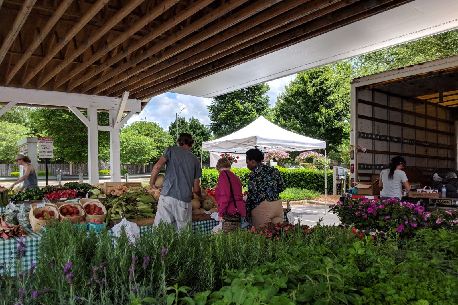 7 Vibrant Farmers’ Markets in Charlotte To Buy Fresh, Seasonal Produce All Summer Long